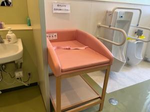 2階男子トイレ内おむつ交換台