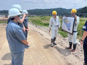 (仮称)道の駅しろいしについて説明を受ける高校生たちの様子