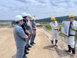 (仮称)道の駅しろいしについて説明を受ける高校生たちの様子2