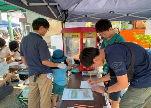 ブースにてアンケートを記入する皆様の様子