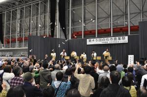 第45回白石市農業祭　紅白餅まき