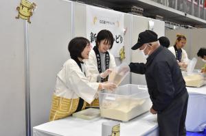 第45回白石市農業祭　新米すくいどり