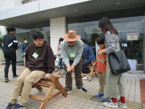 丸太をのこぎりで切っている様子