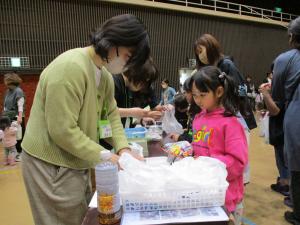 にこマートでお菓子を交換している様子